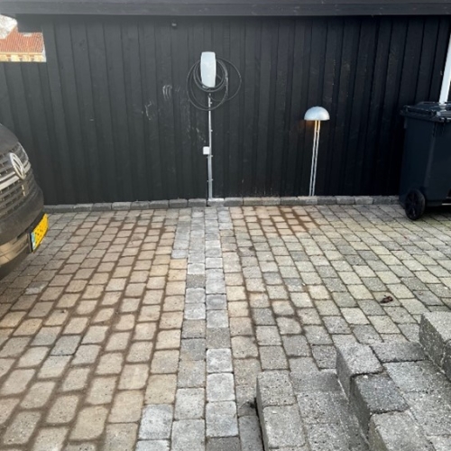 Hvid ladestander på sort garage