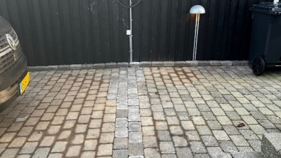 Hvid ladestander på sort garage