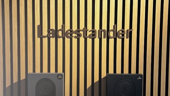 Sort og grå ladestander